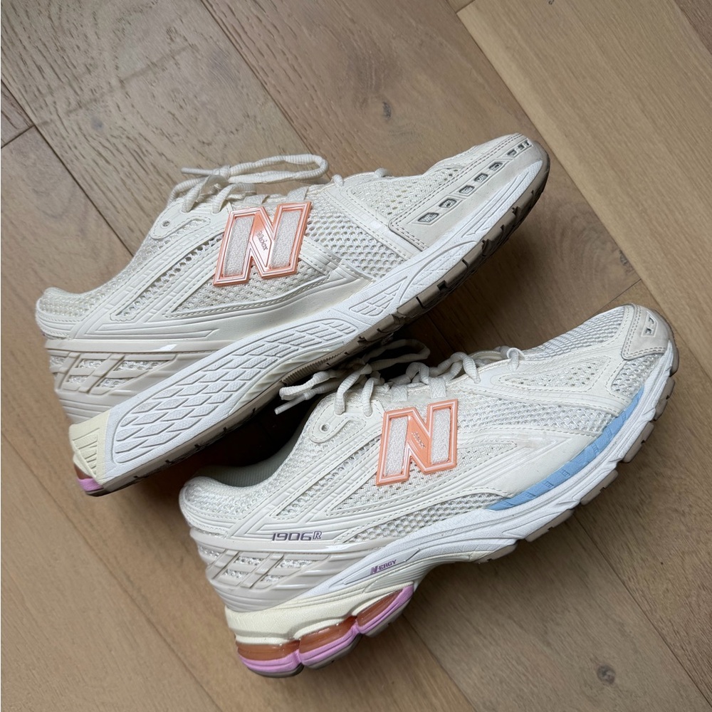 New Balance 1906R sneaker in the "Sea Salt/Angora/Pink Sugar"